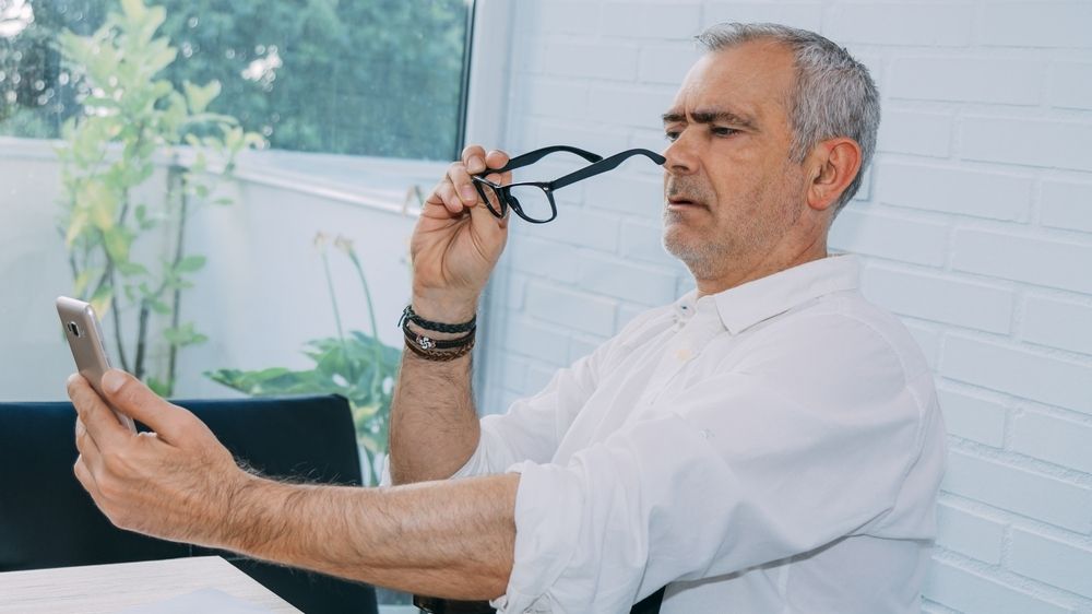 Oční vada, která sílí s věkem a po čtyřicítce postihne téměř každého